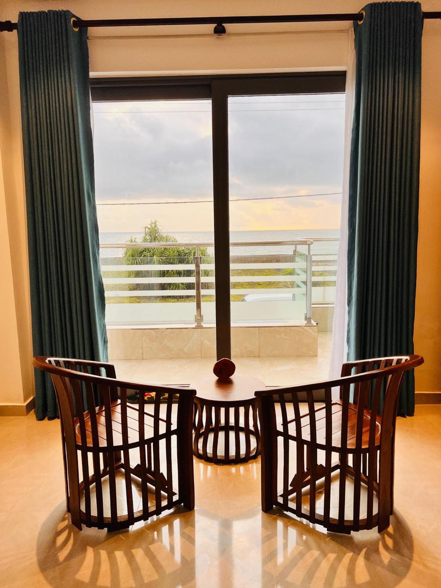 Ocean Front Villa Hikkaduwa Bagian luar foto